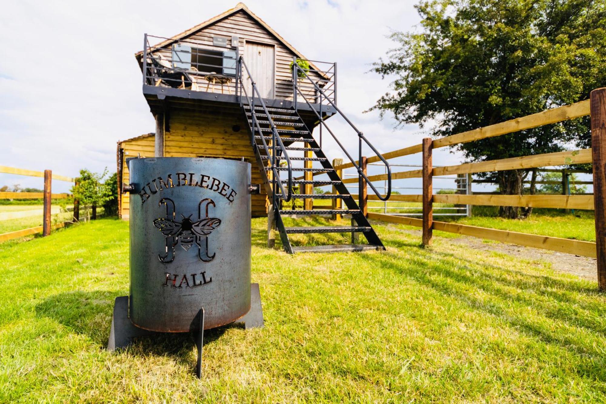 The Treehouse At Humblebee Hall Worcester Esterno foto